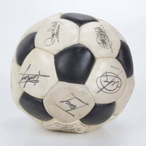 PELOTA FIRMADA POR LOS JUGADORES DEL F.C. BARCELONA, TEMPOR