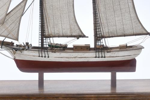 MAQUETA DE VELERO "SCHOONER GALEAS 1870", MED. SIGLO XX.