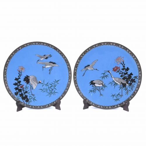 PAIR OF JAPANESE DISHES, MID 20TH CENTURY.