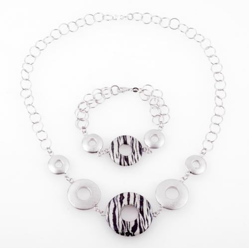 SET OF NECKLACE AND BRACELET IN SILVER AND ENAMEL.