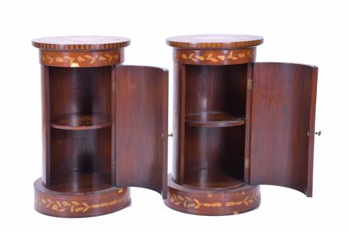 PAIR OF DUTCH-STYLE PEDESTALS-TABLES, FIRST HALF OF THE 20T