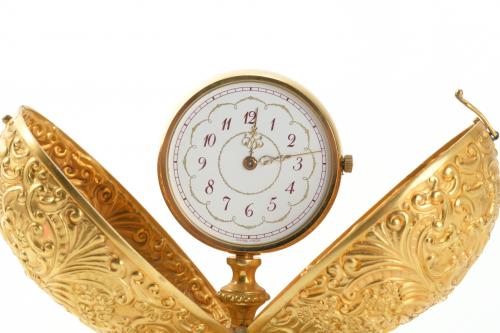 PEQUEÑO RELOJ DE SOBREMESA ESTILO HUEVO DE FABERGÉ, SEGUNDA