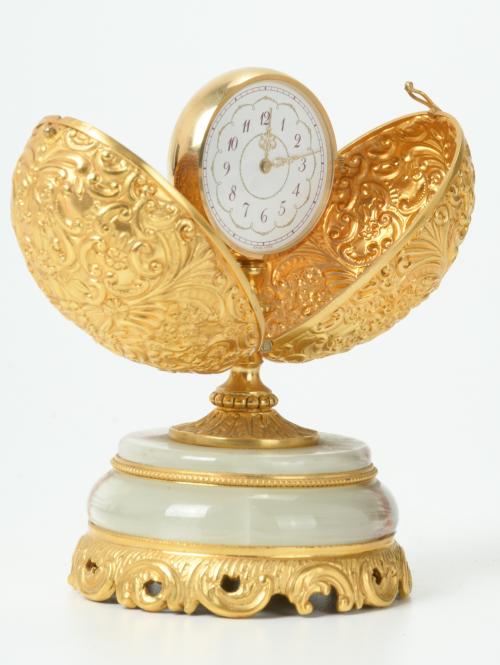 PEQUEÑO RELOJ DE SOBREMESA ESTILO HUEVO DE FABERGÉ, SEGUNDA