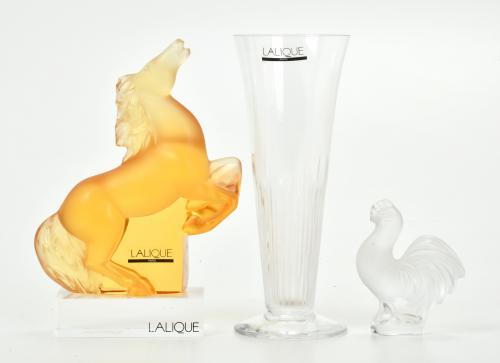 MANUFACTURA LALIQUE. CABALLO, GALLO Y JARRÓN.