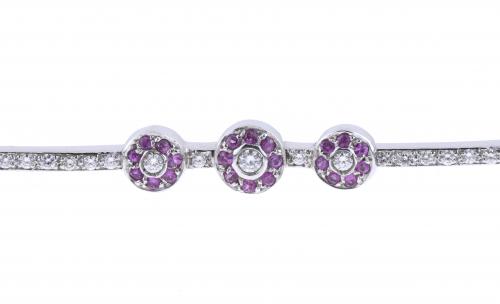 PULSERA CON DIAMANTES Y  FLORES DE ZAFIROS ROSAS.