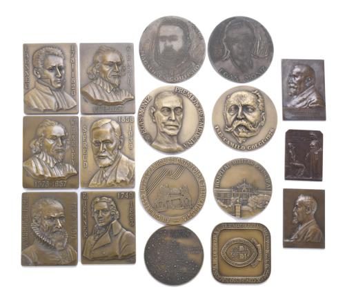 27934-LOT OF SEVENTEEN COMMEMORATIVE MEDALLIONS AND PLAQUES DEDICATED TO MEDICINE, SECOND HALF 20TH CENTURY.