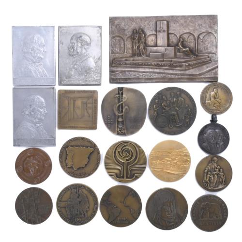 27926-LOT OF NINETEEN COMMEMORATIVE MEDALLIONS AND PLAQUES DEDICATED TO MEDICINE, SECOND HALF 20TH CENTURY.