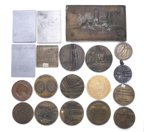 LOT OF NINETEEN COMMEMORATIVE MEDALLIONS AND PLAQUES DEDICA