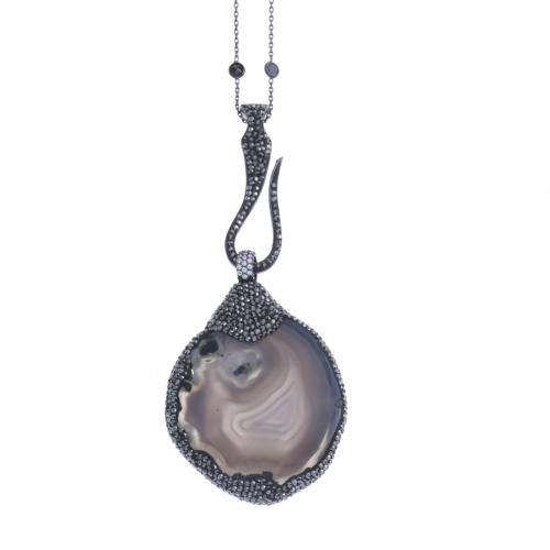 LONG NECKLACE WITH AGATE PENDANT.