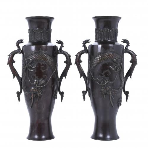 PAIR OF CHINESE VASES, 1910-1940.