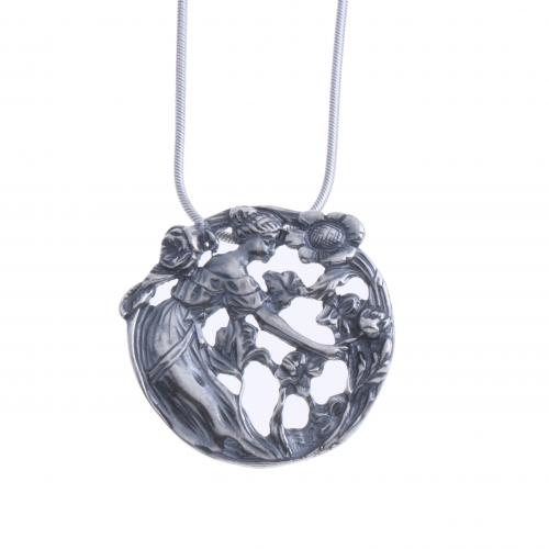 CHAIN WITH MODERNIST STYLE PENDANT IN SILVER.