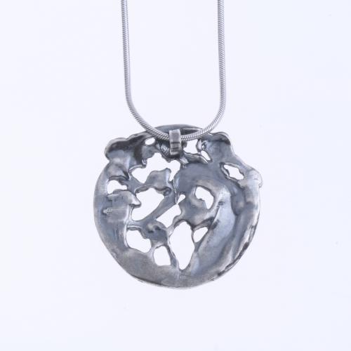 CHAIN WITH MODERNIST STYLE PENDANT IN SILVER.