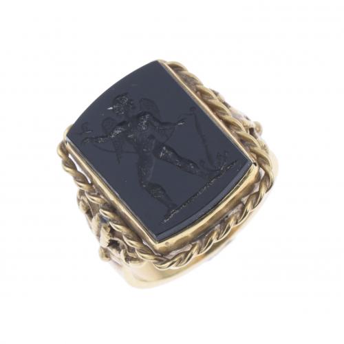 GOLD AND ONYX RING, PROBABLY ENGLISH, 19TH CENTURY.