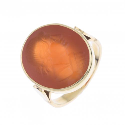 GOLD AND CARNELIAN SIGNET RING, 19TH CENTURY.