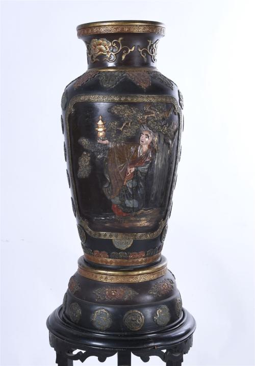 LARGE JAPANESE VASE, FIRST QUARTER 20TH CENTURY.