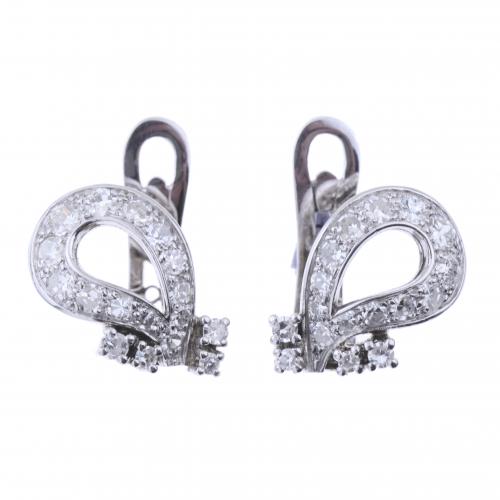 WHITE GOLD AND DIAMOND EARRINGS.