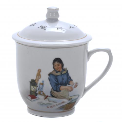 CHINESE LIDDED MUG, CIRCA 1950-1960.