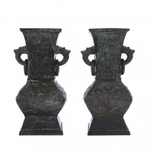 PAIR OF ARCHAIC-STYLE RITUAL VASES, 19TH CENTURY.