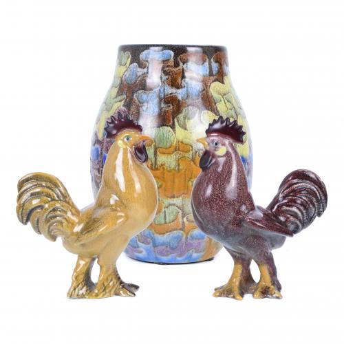 SERRA ABELLA BROTHERS. VASE AND PAIR OF ROOSTERS.