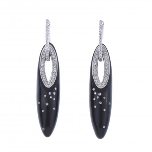 PENDIENTES LARGOS ESMALTADOS CON DIAMANTES.