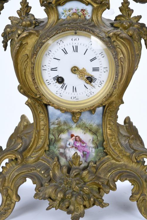 FRENCH TABLE CLOCK WITH ORNAMENT, 19TH CENTURY.