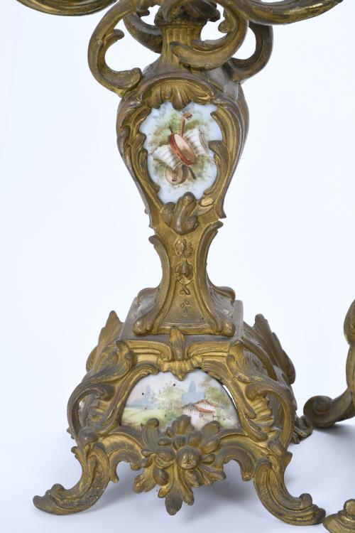 FRENCH TABLE CLOCK WITH ORNAMENT, 19TH CENTURY.