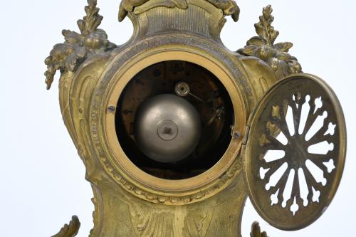 FRENCH TABLE CLOCK WITH ORNAMENT, 19TH CENTURY.