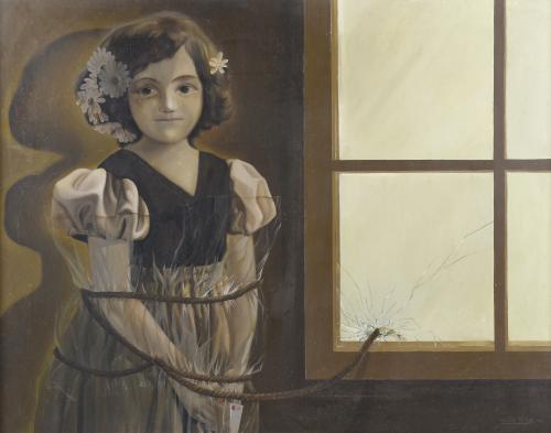 HORACIO SILVA (1950). "INTERIOR CON NIÑA ENVUELTA EN PLÁSTICO Y UNA CUERDA QUE ATRAVIESA LA VENTANA", 1972.