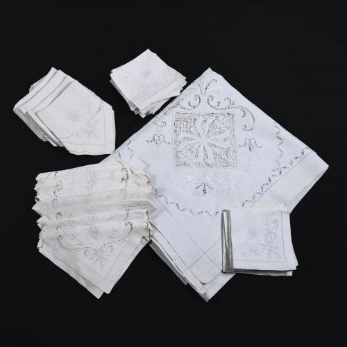 WHITE EMBROIDERED TABLE LINEN SET, MID 20TH CENTURY.