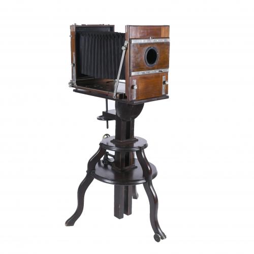 OLD CAMERA WITH BELLOWS OF CARLOS CABRERA, LATE 19TH-EARLY 20TH CENTURY.