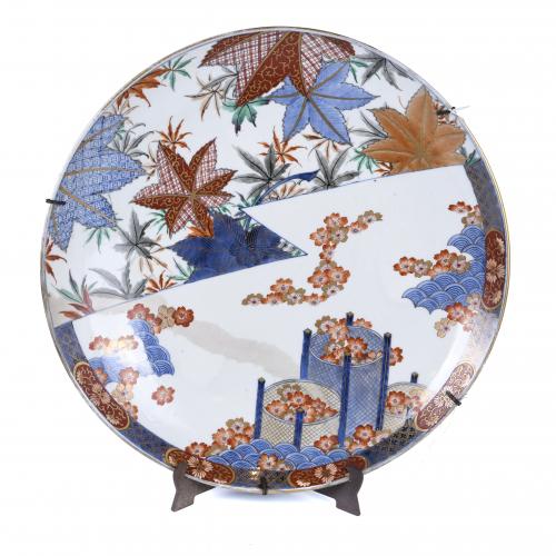 LARGE JAPANESE IMARI DISH, 20TH CENTURY.