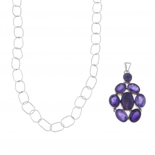 LONG NECKLACE WITH AMETHYSTS.