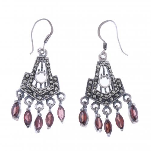 LONG EARRINGS WITH GARNETS.