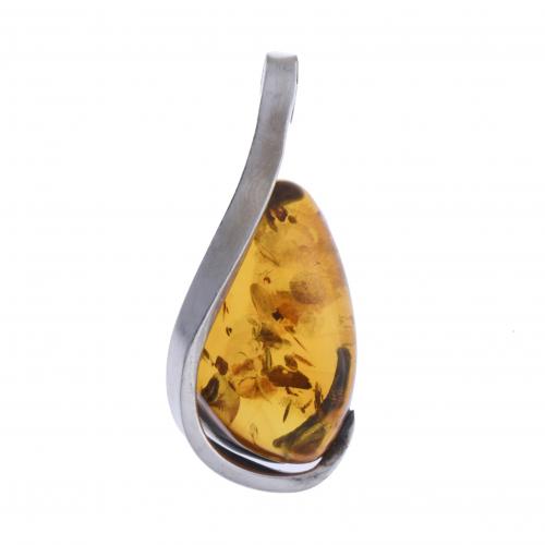 PENDANT WITH AMBER.