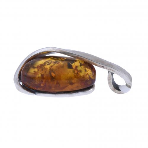 PENDANT WITH AMBER.