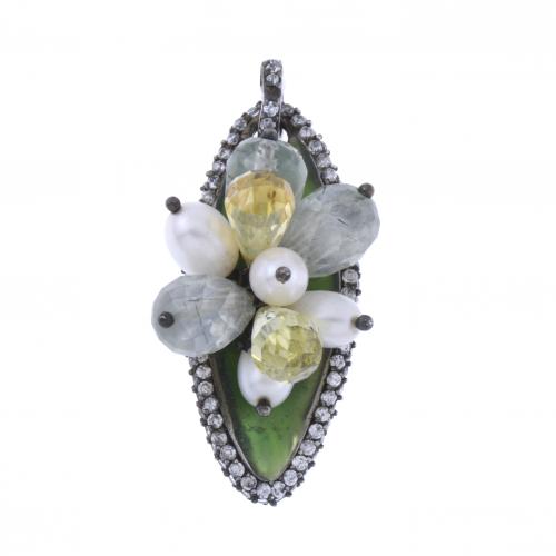 PENDANT WITH PERIDOTS AND PEARLS.