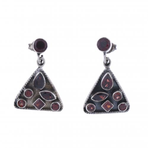 LONG EARRINGS WITH GARNETS.