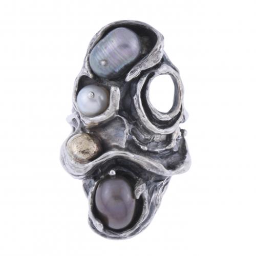 DESIGNER RING WITH PEARLS.