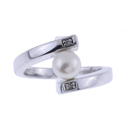 RING WITH PEARL.