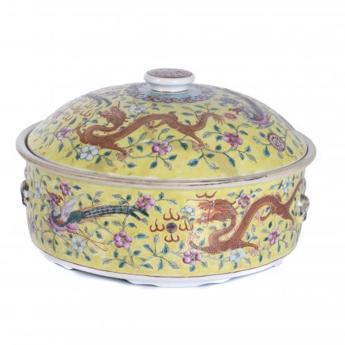 CHINESE TUREEN WITH LID, SECOND HALF OF THE 20TH CENTURY.