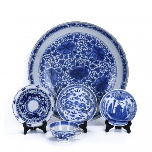 FOUR CHINESE DISHES AND CUP, 20TH CENTURY.