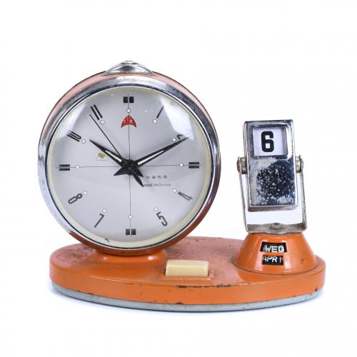 RELOJ DE SOBREMESA DESPERTADOR Y CALENDARIO, AÑOS 1950-1960.