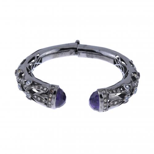 OPEN BANGLE BRACELET WITH AMETHYSTS AND TOPAZES.