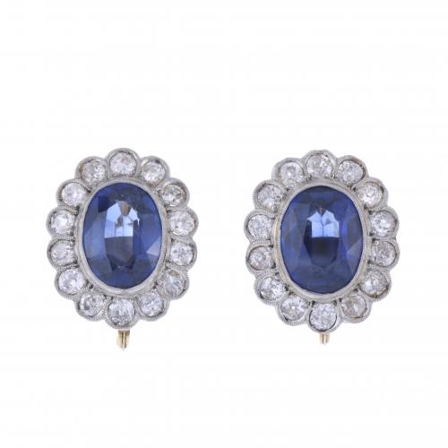 ART DECO SAPPHIRES AND DIAMONDS ROSETTE EARRINGS.