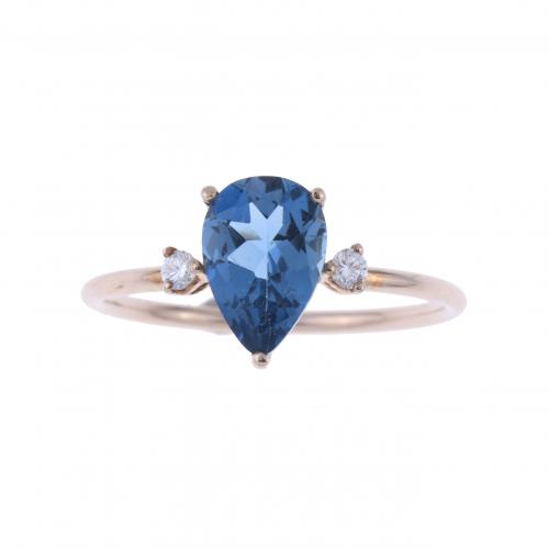 RING WITH BLUISH SAPPHIRE AND DIAMONDS.