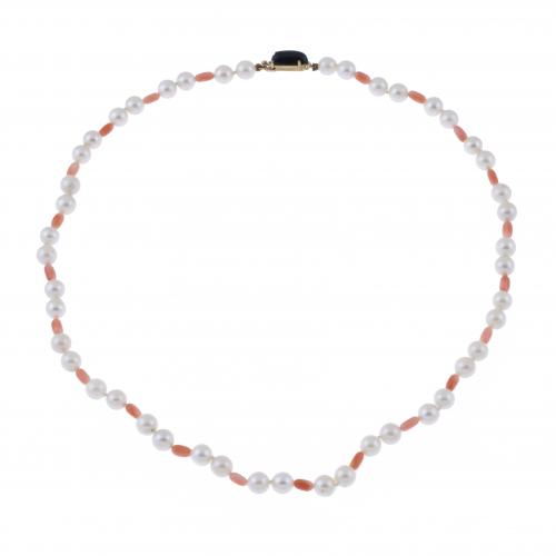 NECKLACE WITH PEARLS AND CORAL.