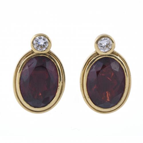 PUIG DORIA. EARRINGS WITH DIAMONDS AND GARNETS.