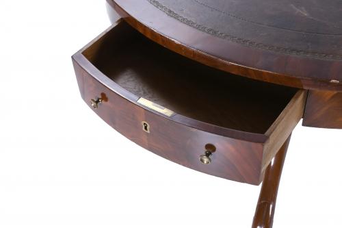 ENGLISH CIRCULAR TABLE, VICTORIAN STYLE, 20TH CENTURY.