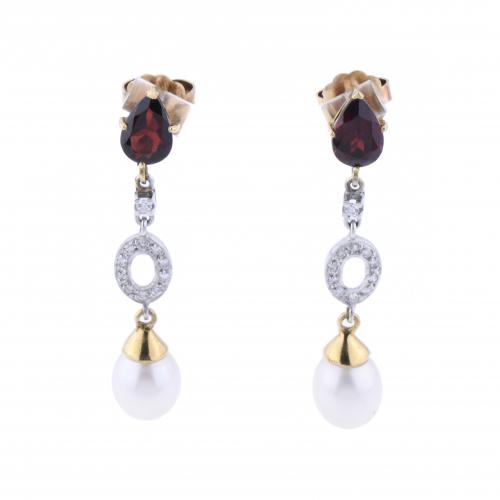 PENDIENTES LARGOS CON DIAMANTES, GRANATES Y PERLAS.