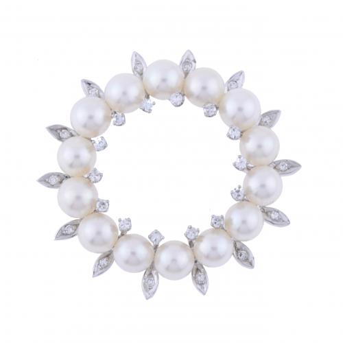 ROUND BROOCH WITH PEARLS AND DIAMONDS.